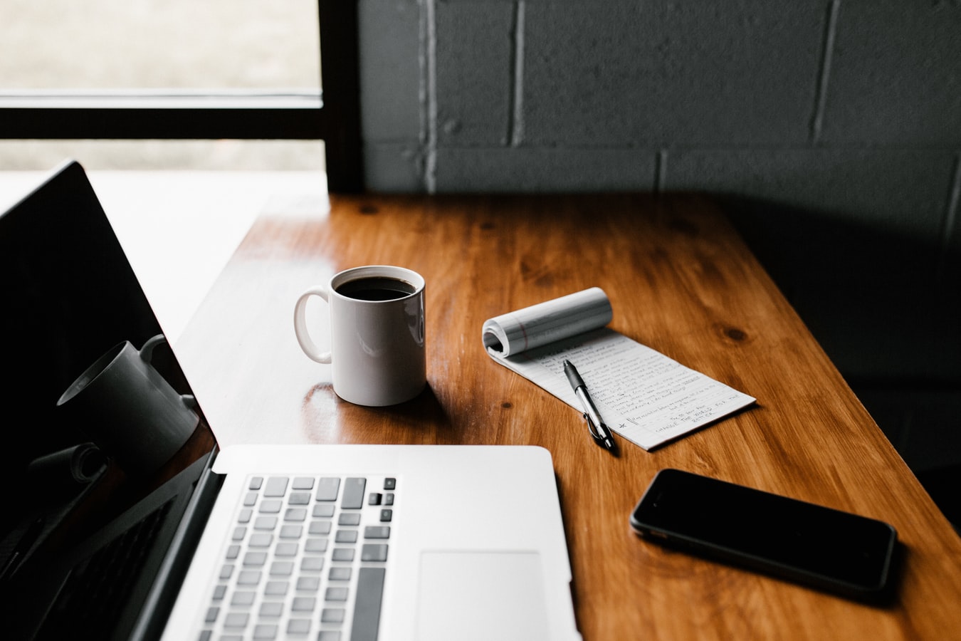 Bureau de travail avec un ordinateur