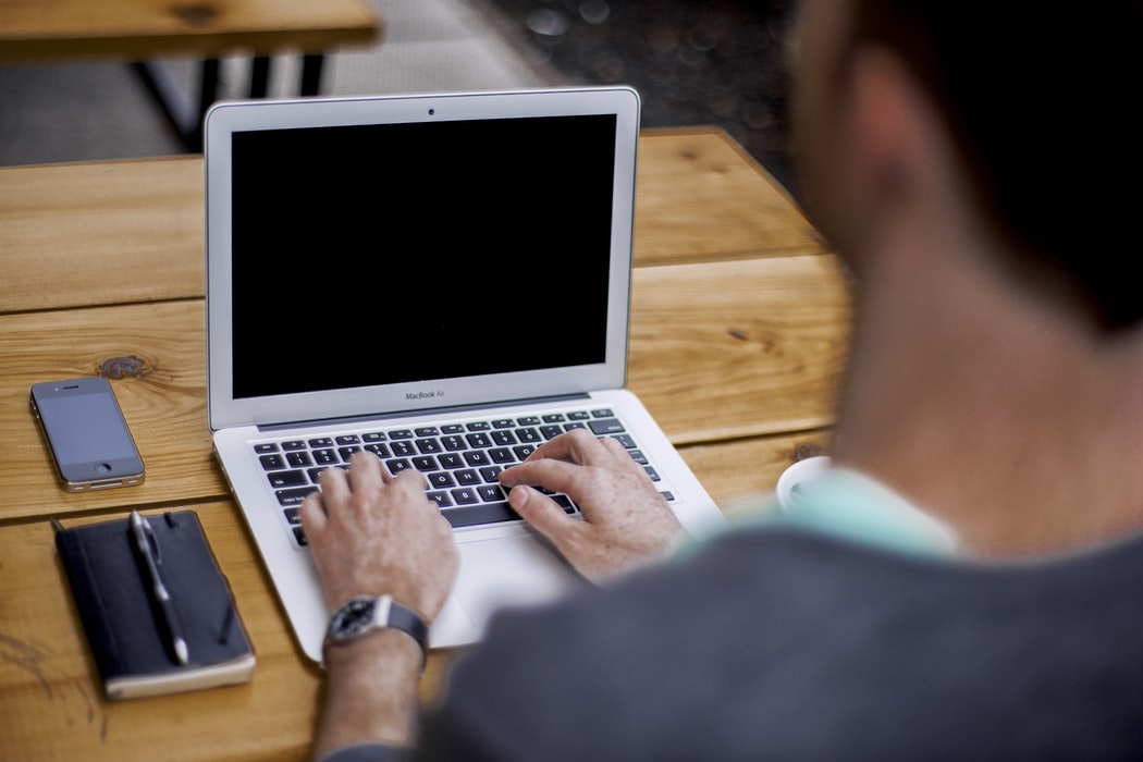 Une personne tapant du texte sur un ordinateur portable