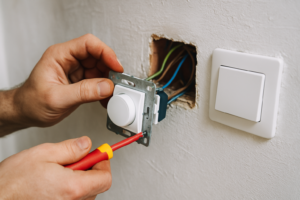 Interrupteur va-et-vient variateur : installation, branchement et choix du modèle